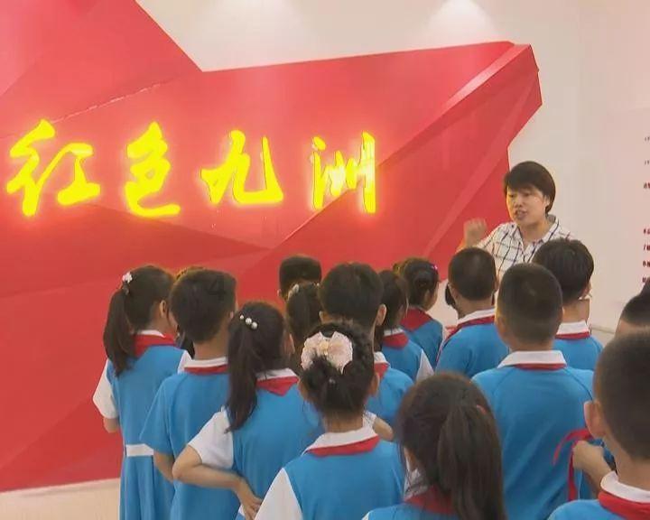 ELLE红毯:杨紫迪丽热巴引争议,异域女星美艳压群芳!